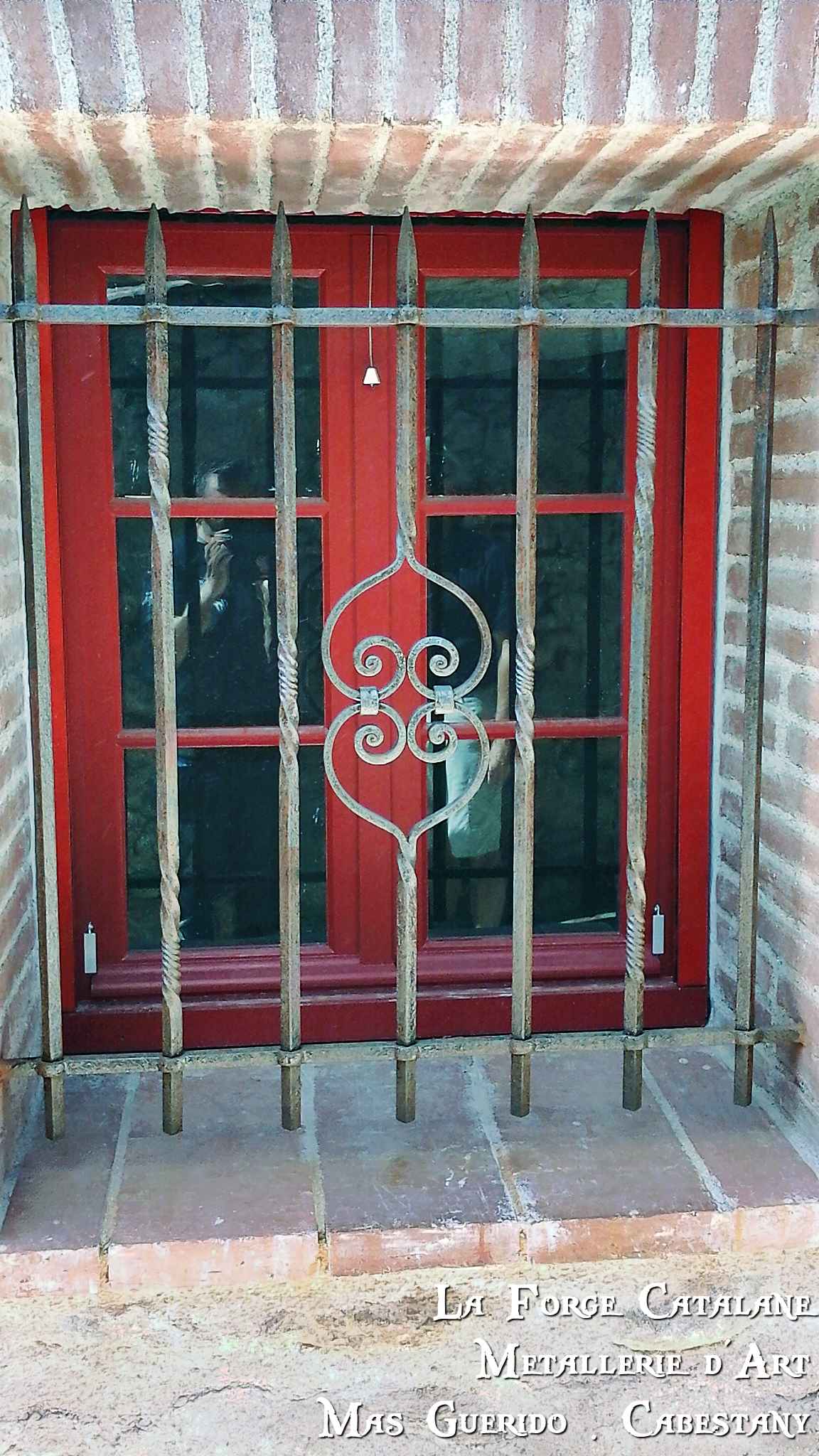 grille protection fixe trous renfles torsades a chaud volutes liens fer Forge Catalane Cabestany.jpg